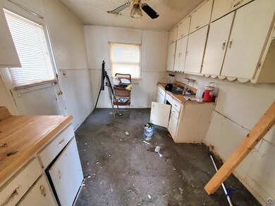 904 SE 33rd Terrace, Topeka, KS 66605 - photo 3
