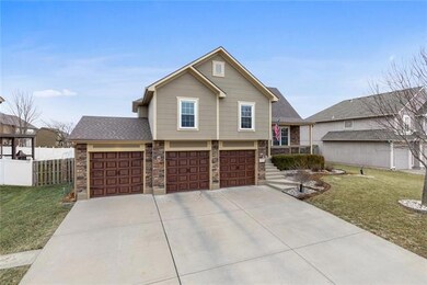 910 Trailway Dr, Raymore, MO 64083 - photo 2