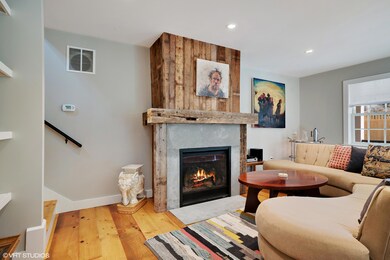 04_52CreekRoad_4_10002_LivingRoom_HiRes