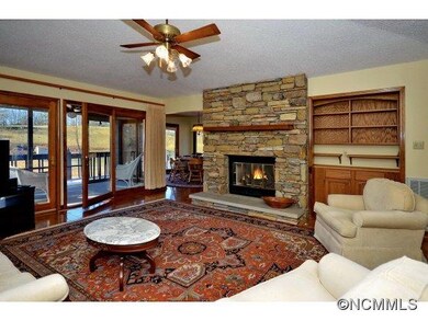 Living Room / Fireplace