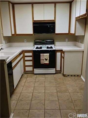 Open Kitchen, lot's of storage!
