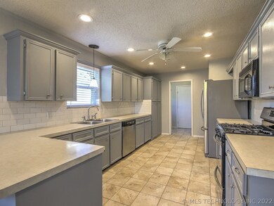 2605 E Dallas St, Broken Arrow, OK 74014 - photo 2