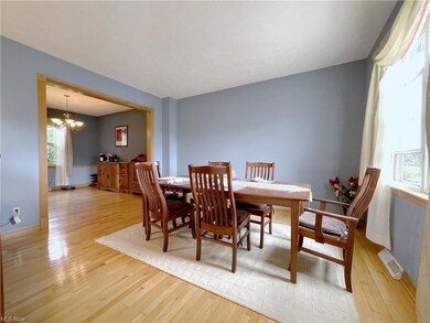 26998 Valeside Ln, Olmsted Falls, OH 44138 - photo 3