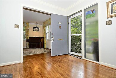 9108 Hamilton Dr, Fairfax, VA 22031 - photo 5