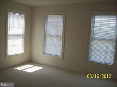 25705 Summerbank Ct, Chantilly, VA 20152 - photo 4