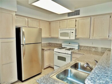 Plenty of cabinet space, kitchen with breakfast ba