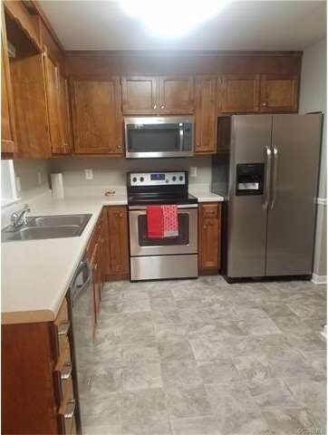 Updated kitchen w/ new SS appliances, new vinyl fl