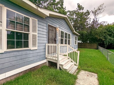 829 Marjorie St unit B, Houston, TX 77088 - photo 3