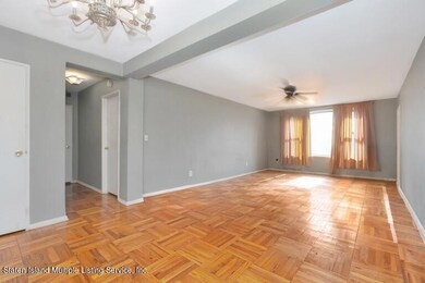 (6) LIVING ROOM