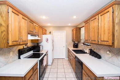 Lots of cabinet space in the kitchen