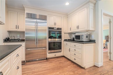 Amazing newer appliances with double over/sub zero fridge