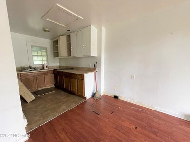 005 611A W 3rd Kitchen