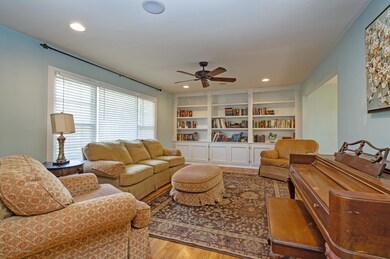06_213CashelDrive_10001_LivingRoom_HiRes