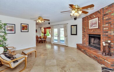 1522 E June St-large-006-008-Family Room