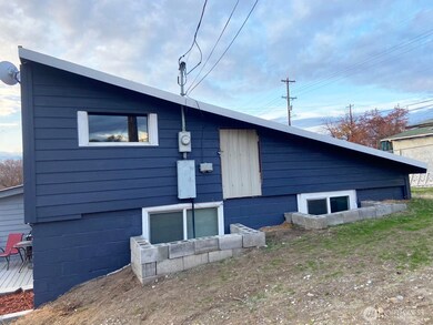 522 Locust St, Omak, WA 98841 - photo 4