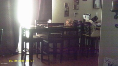 eat-in kitchen!