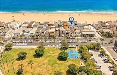 1720 W Oceanfront unit B, Newport Beach, CA 92663 - photo 2