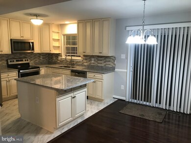 1608 Willowwood Ct, Hyattsville, MD 20785 - photo 3