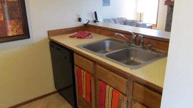 Kitchen w/Bkfst Bar