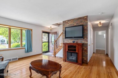 5-web-or-mls-2240Webster_05