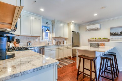 Eat-in Kitchen