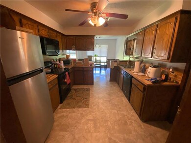 1101 NE 22nd St, Moore, OK 73160 - photo 5