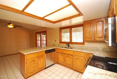 Kitchen & Eat In Kitchen