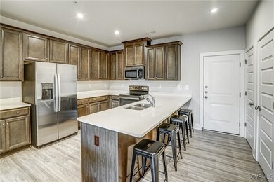 Kitchen with kitchen peninsula, appliances with st