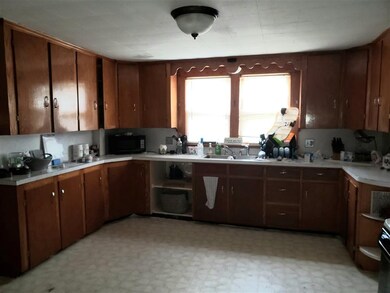 42 Mulberry St, Claremont, NH 03743 - photo 6