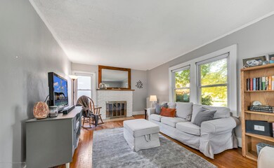 1609-West-Ottawa-Street-WindowStill-Real
