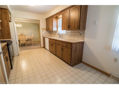This Eat-in kitchen is extremely clean and ready f