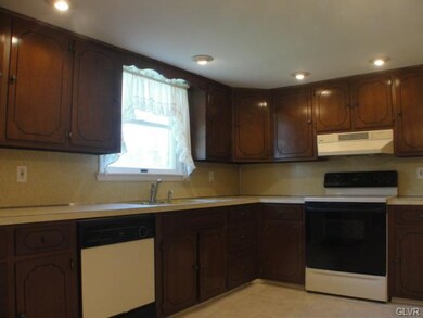 2434 E Scenic Dr, Bath, PA 18014 - photo 3