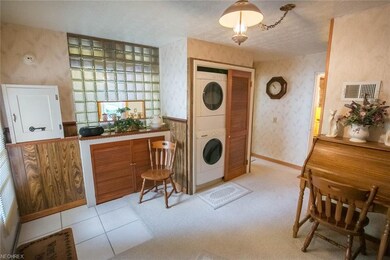 400 East Ford Ave. Barberton, OH 44203 - Entry Way