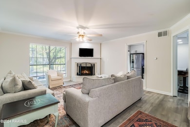 8-web-or-mls-1400 E Bayou Pkwy-10