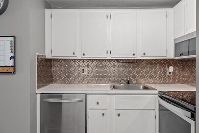 700 Robbins Ave unit 24, Dracut, MA 01826 - photo 3