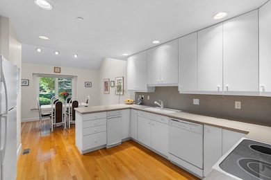 1302 Magnolia Dr, Wayland, MA 01778 - photo 3