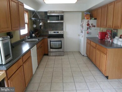 12711 Kincaid Ln, Bowie, MD 20715 - photo 3