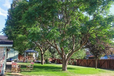 902 NE Savage St, Grants Pass, OR 97526 - photo 2