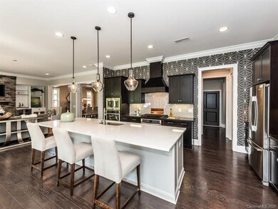 Open kitchen has lots of cabinets and counter sapa