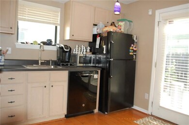 Hardwood floors, fully equipped dine-in kitchen wi