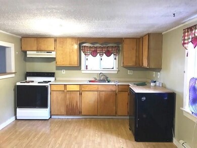 Kitchen w/electric range, fridge and...