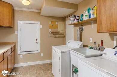7321 Cantonment Court-small-019-Laundry-