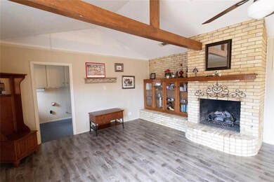 729 Thousand Oaks Dr, Hurst, TX 76054 - photo 4