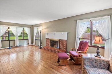 Peg & plank wood floor in living room & dining room