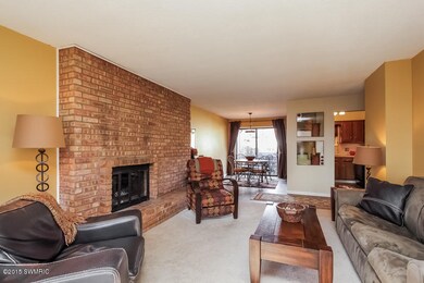 004-Living_Room-1533721-mls.jpg