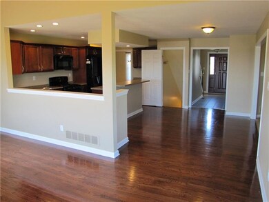 Huge bonus room / eat-in kitchen / sunroom area