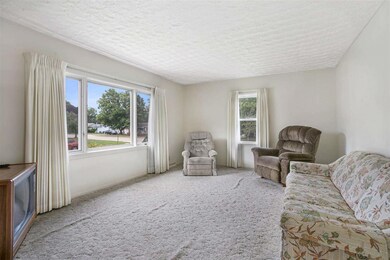 2 Columbia Ct NW, Davenport, IA 52804 - photo 2