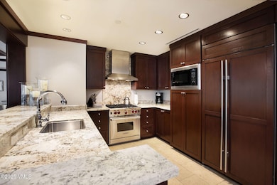 2506_four_seasons_5102_interior_kitchen