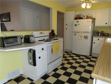 Another view of this cheery kitchen!