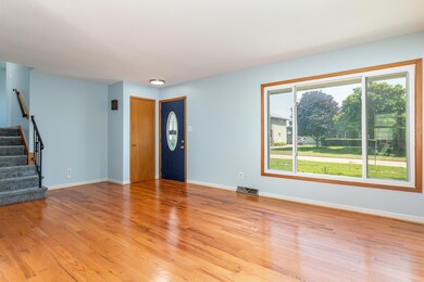 7013 Twana Dr, Urbandale, IA 50322 - photo 3